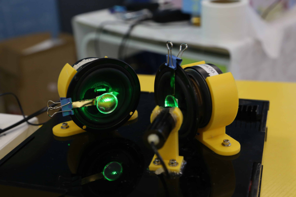 声音李萨如图形实验的装置，借助激光可让声音变得可视化
