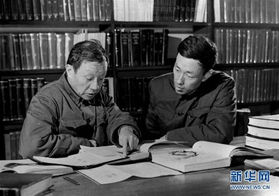 这是王大珩（左）与他的学生蒋筑英在研究工作（资料照片）。 新华社发