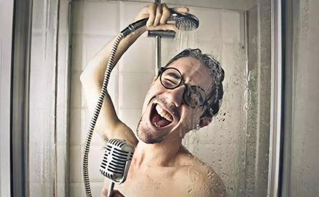 为什么我们洗澡时爱唱歌？