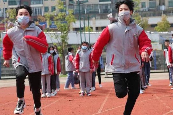 连续2名学生返校戴口罩跑步导致猝死？