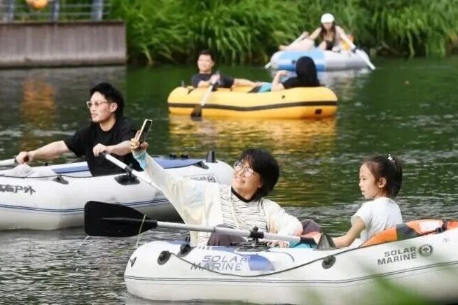 亮马河又双叒挤爆了！从“臭水沟”逆袭成顶流，这波操作谁看了不迷糊？