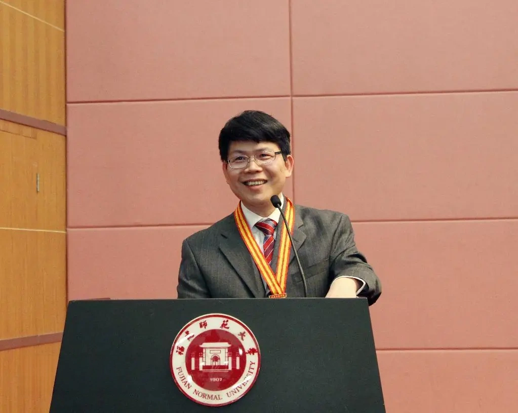 陈志坚，免疫学家，美国国家科学院院士，美国德克萨斯大学西南医学中心分子生物学教授、乔治·麦格雷戈生物医学特聘讲座教授，霍华德·休斯医学研究所研究员。