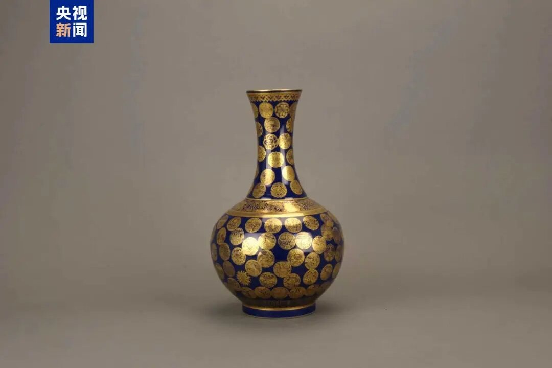 仔细看！满瓶金色“波点”里藏的都是吉祥话