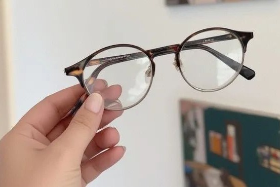 年轻时近视，老了就不会得老花眼了？近视的误区，你中了几个？