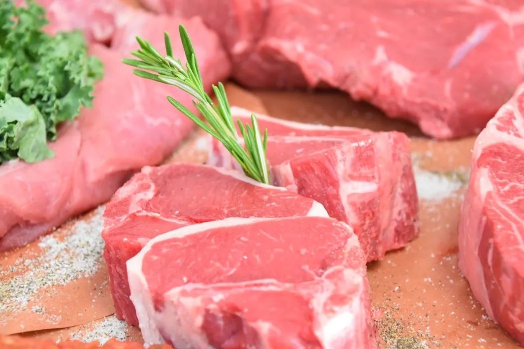仅仅切了块生猪肉，男子险些丧命，罪魁祸首是它……