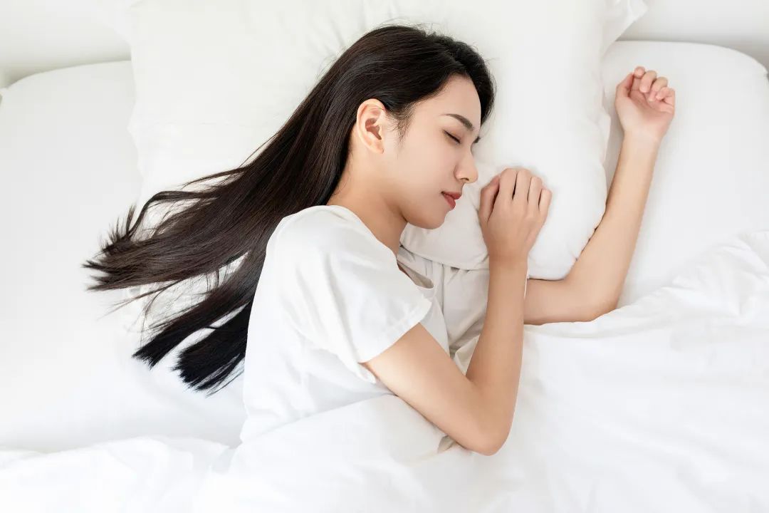 闭眼但睡不着算熬夜吗？医生：闭目耗神与主动熬夜差不多