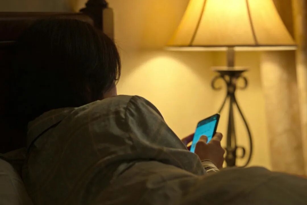 别再侧躺刷手机了！你的眼睛正在悄悄“失衡”