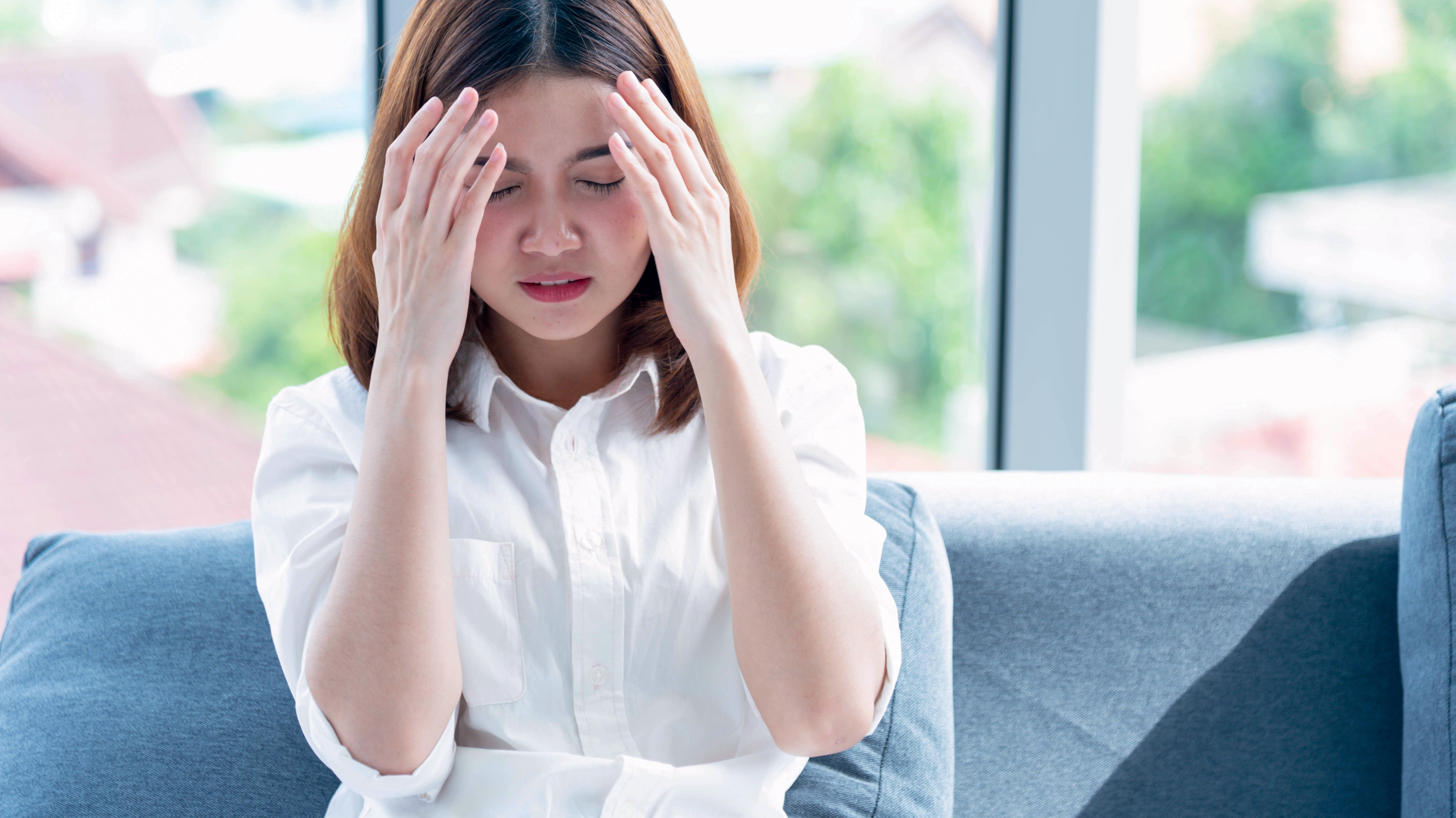 别让止痛药帮倒忙！偏头痛的正确应对指南