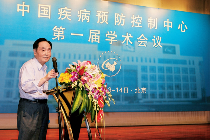 他与病毒“死磕”，为中国筑起“免疫长城” | 侯云德