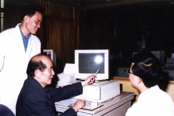 “高分子”的日常，离不开他｜程镕时