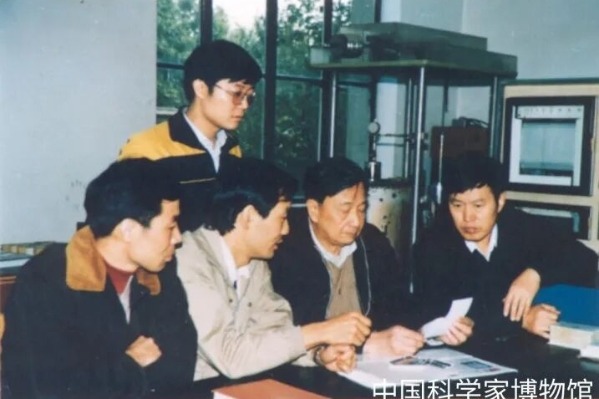 三次“自降身价”，只为做一块国家需要的“耐火砖”｜钟香崇