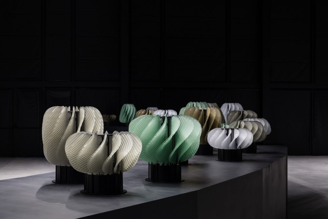 会旋转的玻璃灯具设计