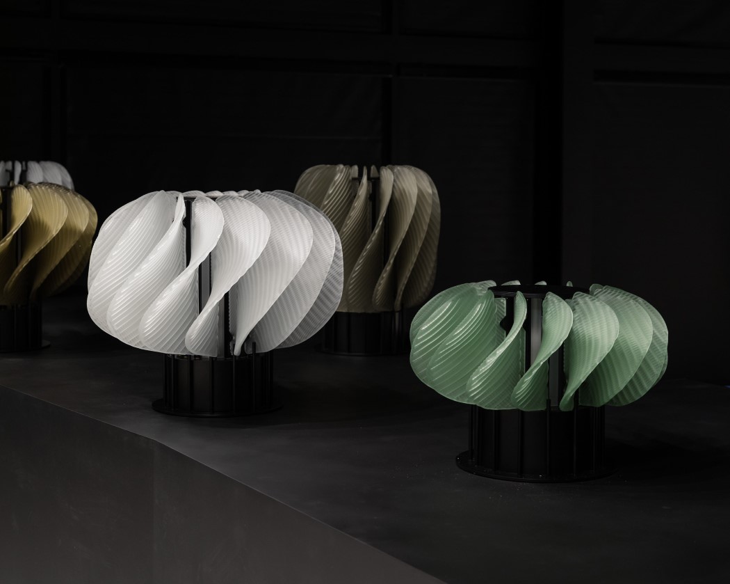 会旋转的玻璃灯具设计