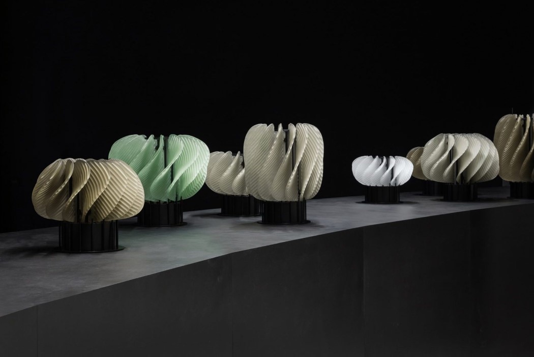 会旋转的玻璃灯具设计