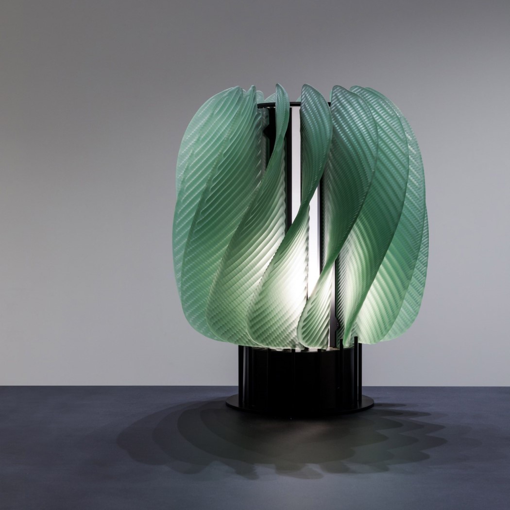 会旋转的玻璃灯具设计