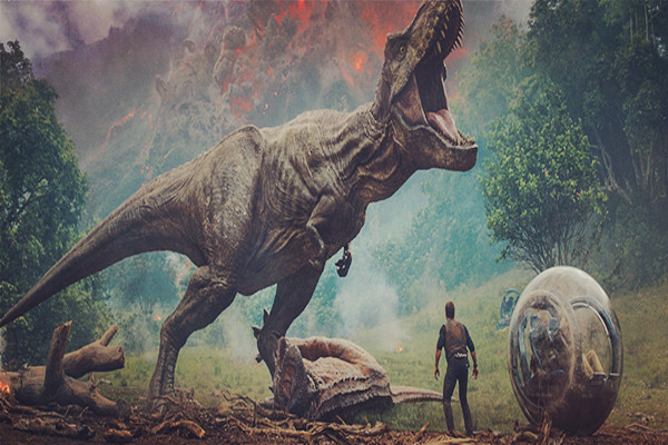 《侏罗纪世界2》剧照谈到以恐龙为主题的科幻影片,最著名的非《侏罗纪