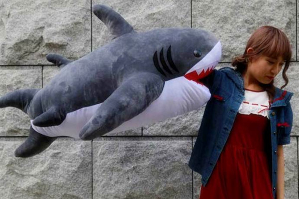 超猎奇鲨鱼抱枕！让你体验被吃掉的感觉