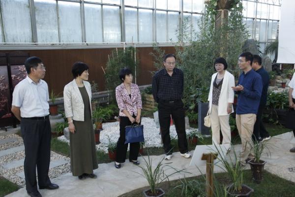 The members of the Circle of the Association for Science and Technology of the Beijing Municipal Committee of the CPPCC visited Beijing Vocational College of Agriculture for research.