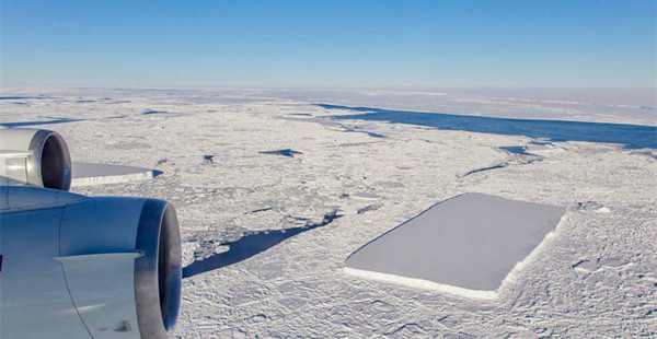 NASA发布南极洲奇特长方形冰山最新照片