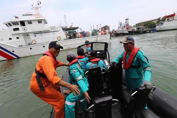189 feared dead as Indonesian jet crashes  