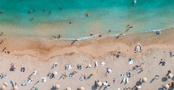 最佳航拍照片：城市混凝土丛林和斯凯岛瀑布