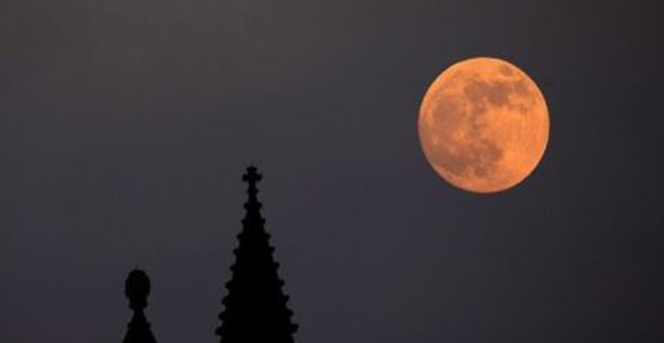 “2019超级月亮”月全食亮相夜空