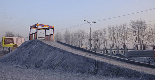 西伯利亚小镇天降黑雪