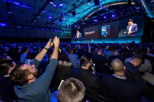  Huawei takes on Samsung with its $2,600 foldable phone