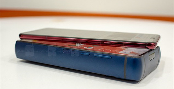 全球电池容量最大手机亮相：待机50天形如板砖