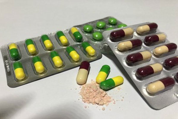 吃药不喝水？干吞药片危害大！