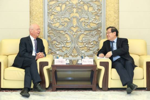 Wan Gang meets WEF executive chairman Klaus Schwab