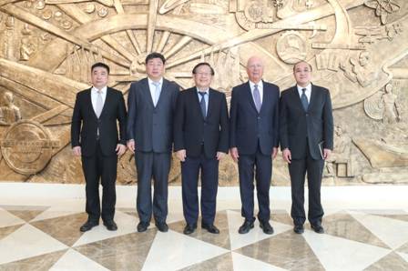 Wan Gang meets WEF executive chairman Klaus Schwab