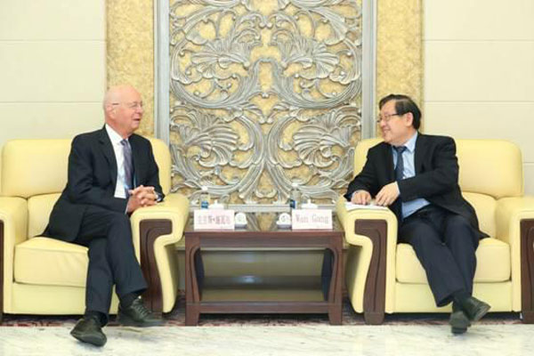 Wan Gang meets WEF executive chairman Klaus Schwab