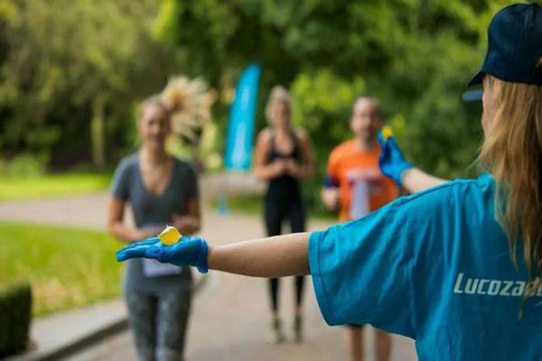 London Marathon Replaces Water Bottles With Biodegradable And Edible Water Pouches