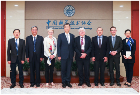 Huai Jinpeng meets with Royal Society delegation