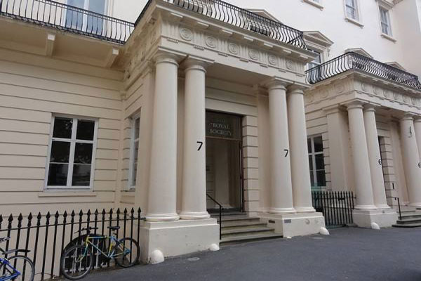 Huai Jinpeng meets with Royal Society delegation