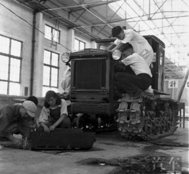1958年：强国记忆，第一台“东方红”拖拉机诞生