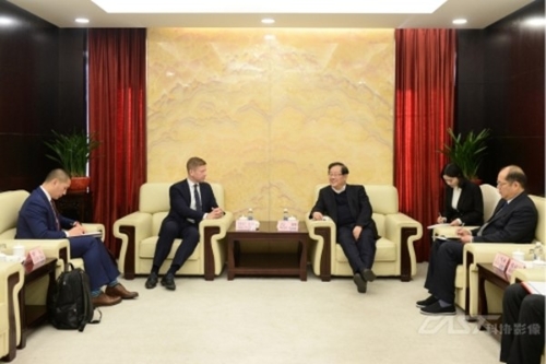 剧组主席万钢（右三）会见克里斯蒂安·津格勒森（左二）
