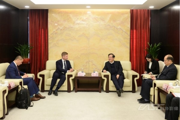 Wan Gang meets with first head of CEM Secretariat Christian Zinglersen