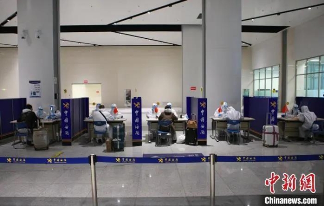 资料图：哈尔滨海关所属绥芬河海关关员对入境旅客开展流行病学调查。郑家昕 摄