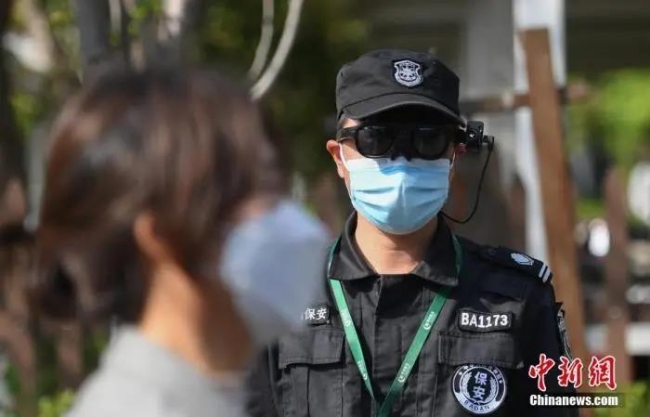 资料图：浙江杭州西溪湿地景区引入智能测温AR眼镜，助力疫情防控。中新社记者 王刚 摄