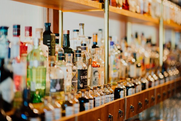 双语：WHO: Governments should restrict alcohol during coronavirus lockdowns世界卫生组织：政府应在疫情封锁期间限制饮酒 