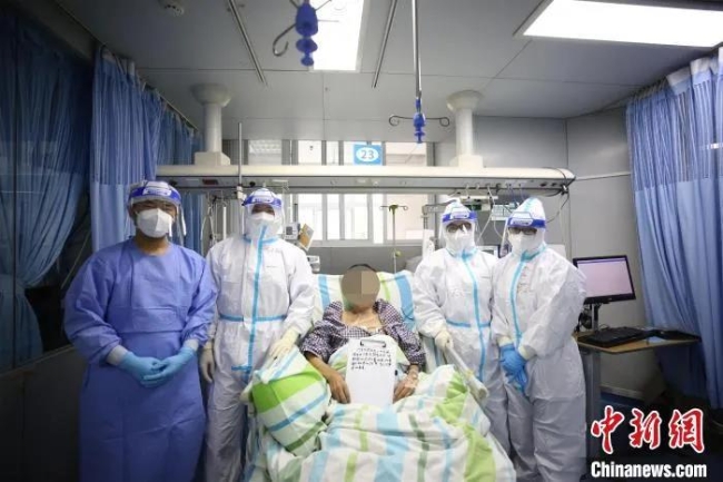 资料图：患者情况好转，在医护人员的搀扶下坐起　李晗　摄