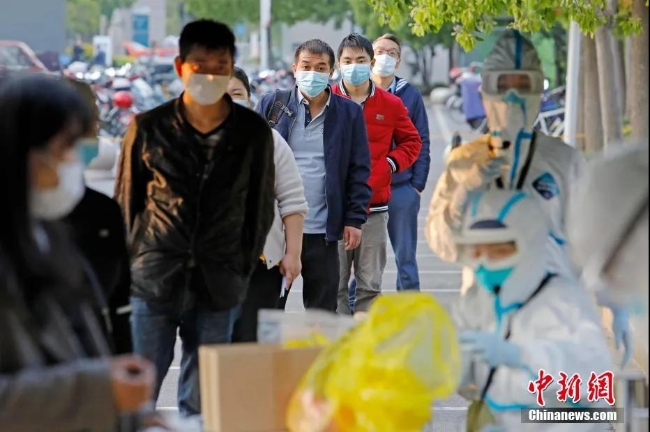 4月24日，民众在上海市浦东新区周浦医院排队等待进行核酸检测。殷立勤 摄