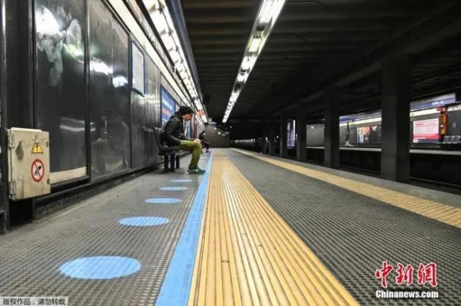 当地时间4月28日，意大利米兰的地铁月台上已经贴上安全距离标识，提醒乘客在疫情期间候车时保持一定的安全距离。