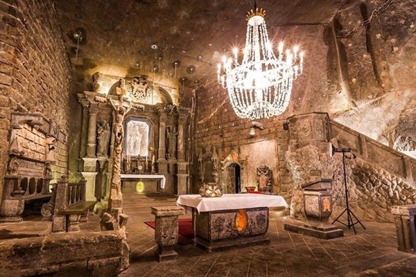 There’s A Salt Mine In Poland With Underground Lakes, Chapels, And Chandeliers Made Of Salt And It Looks Unreal 