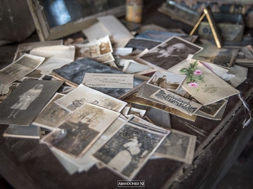摄影师探索了一个保存完好的19世纪小屋，那里甚至有一家报纸报道泰坦尼克号沉没1