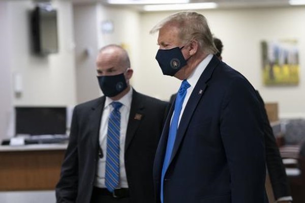 双语：Coronavirus: Donald Trump wears face mask for the first time 特朗普终于在公开场合戴口罩了！ 