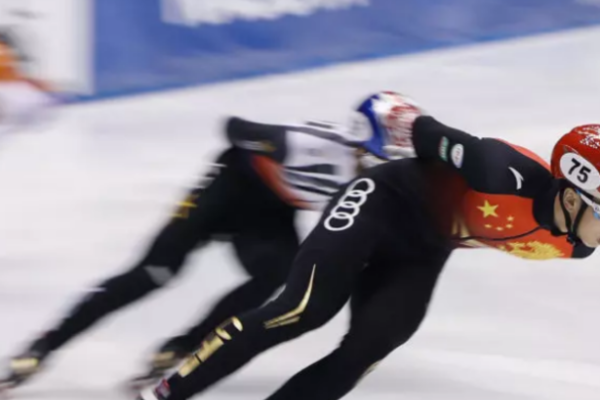 为什么短道速滑的运动员容易摔跤？