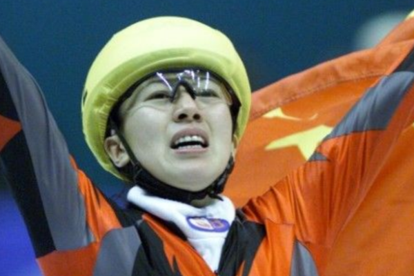 中国第一枚冬奥金牌是谁获得的？